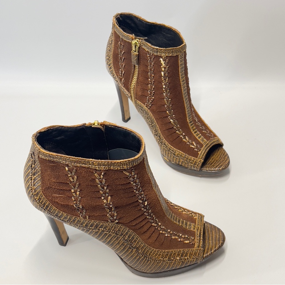 Vince Camuto Women’s 7 VC Knight Peep 
Toe Heels Textured Brown Heels Side Zip